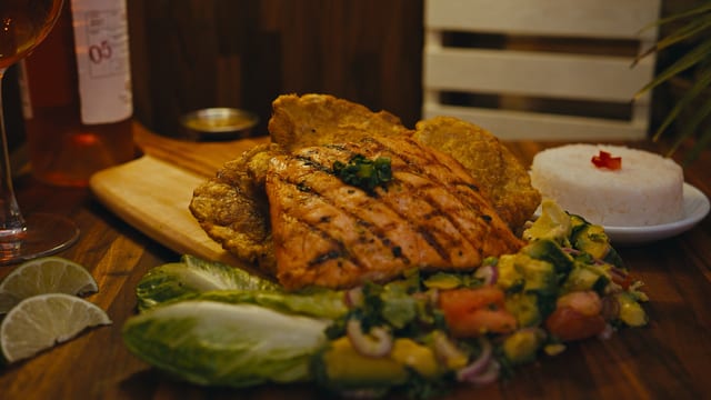 Salmón a La Plancha/Grilled Salmon.