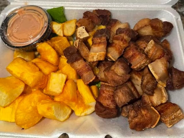 Chicharrón Con Yuca.